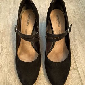 Very pretty Clarks Collection Soft Cushion insole black suede Mary Jane pumps.
